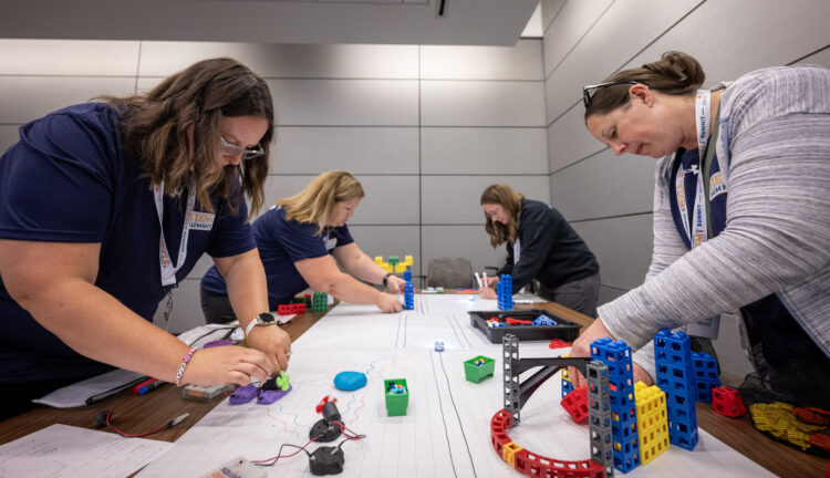 قمّة STEM في أوكلاهوما سيتي تحتضنها ديفون إنرجي ومؤسسة كالفين ريبكن الأب قمّة STEM في أوكلاهوما سيتي تحتضنها ديفون إنرجي ومؤسسة كالفين ريبكن الأب