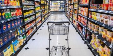 لماذا يبدو التضخم في الأسعار أسوأ عند الدفع في السوبر ماركت؟