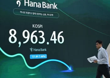 مؤشر Kospi يغلق منخفضا 9.99% في أكبر هبوط منذ مارس 2024