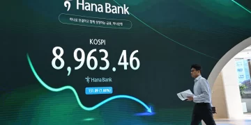 مؤشر Kospi يغلق منخفضا 9.99% في أكبر هبوط منذ مارس 2024