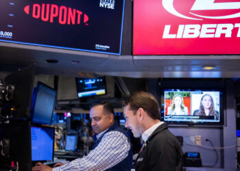 مؤشر S&P 500 ينخفض وسط تباطؤ تداولات أسهم الذكاء الاصطناعي ومراكز البيانات
