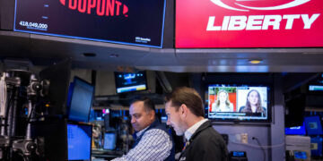 مؤشر S&P 500 ينخفض وسط تباطؤ تداولات أسهم الذكاء الاصطناعي ومراكز البيانات