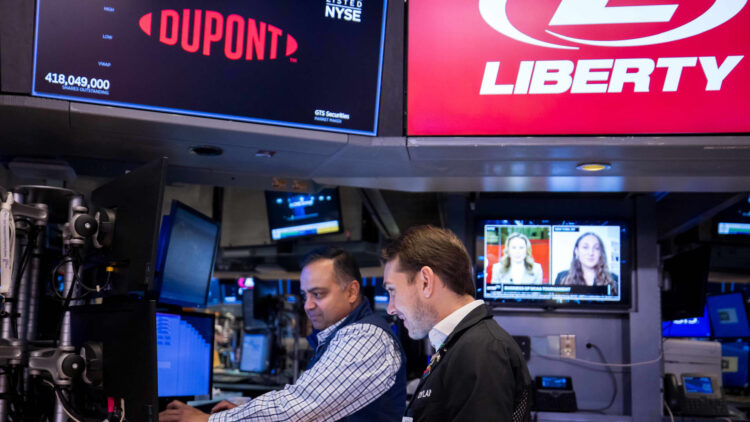 مؤشر S&P 500 ينخفض وسط تباطؤ تداولات أسهم الذكاء الاصطناعي ومراكز البيانات