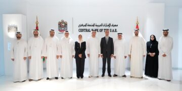 محافظو البنوك المركزية في الإمارات والبحرين يناقشون التعاون المالي