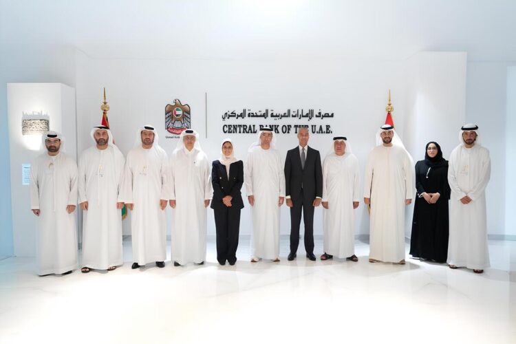محافظو البنوك المركزية في الإمارات والبحرين يناقشون التعاون المالي محافظو البنوك المركزية في الإمارات والبحرين يناقشون التعاون المالي