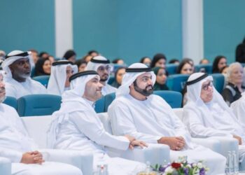 محمد بن حمد الشرقي يؤكد أهمية تطوير قدرات طلبة الفجيرة في التعليم