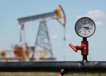 مورجان ستانلي يخفض توقعات أسعار النفط ويشير لتأثير إعادة فتح هرمز على السعودية