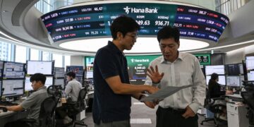 ناسداك يغلق منخفضا 1.2% وسط تراجع مؤشر كوسبي 5.8% بسبب تقلبات أسهم التكنولوجيا