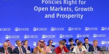 وزير الاقتصاد يستعرض تنويع الاقتصاد السعودي في اجتماع OECD بباريس