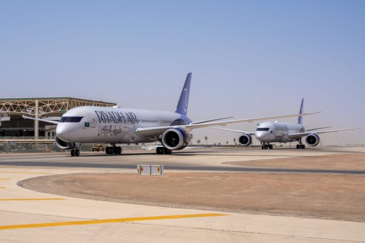 وصول أول طائرات بوينغ 787 دريملاينر إلى السعودية بعد تأخير عام وصول أول طائرات بوينغ 787 دريملاينر إلى السعودية بعد تأخير عام