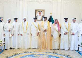ولي العهد يستقبل مسؤولي نادي الكويت الرياضي بعد تتويجهم بدوري التحدي الآسيوي