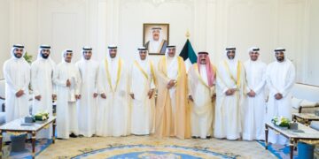ولي العهد يستقبل مسؤولي نادي الكويت الرياضي بعد تتويجهم بدوري التحدي الآسيوي