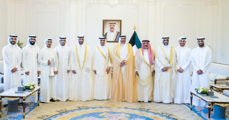 ولي العهد يستقبل مسؤولي نادي الكويت الرياضي بعد تتويجهم بدوري التحدي الآسيوي