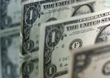 الدولار يرتفع والنفط يصعد مع زيادة المخاوف من رفع الفائدة الأمريكية