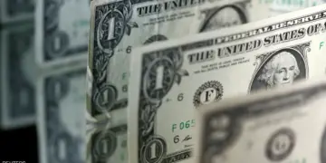 الدولار يرتفع والنفط يصعد مع زيادة المخاوف من رفع الفائدة الأمريكية
