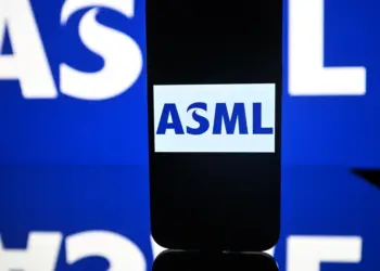 ASML الهولندية تحقق مبيعات 9.3 مليار يورو في الربع الثاني مع ارتفاع الأرباح