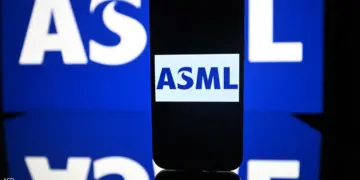 ASML الهولندية تحقق مبيعات 9.3 مليار يورو في الربع الثاني مع ارتفاع الأرباح