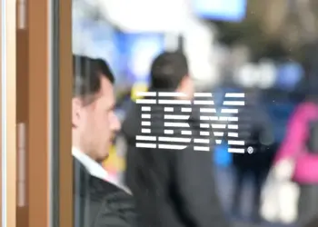 آي بي إم تعلن نتائج دون التوقعات وتخفض تقديرات مبيعات 2026