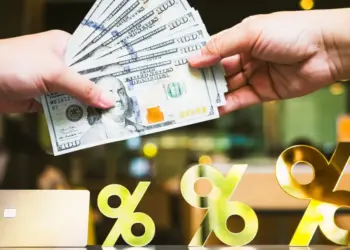 متى يكون الاقتراض خيارًا ماليًا منطقيًا وفق آراء خبراء الاقتصاد