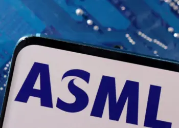 تراجع أسهم ASML بعد تقارير عن تصنيع صيني لآلات صناعة الرقائق