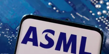 تراجع أسهم ASML بعد تقارير عن تصنيع صيني لآلات صناعة الرقائق