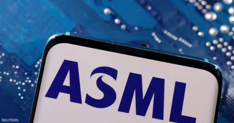 تراجع أسهم ASML بعد تقارير عن تصنيع صيني لآلات صناعة الرقائق