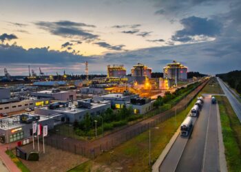 Gaz-System توسع محطة LNG في Świnoujście بتحميل 60 ناقلة يومياً في 2026