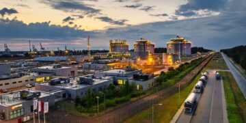 Gaz-System توسع محطة LNG في Świnoujście بتحميل 60 ناقلة يومياً في 2026