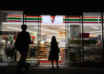 Seven-Eleven Japan تحذر متاجرها من إعادة بيع منتجات شخصيات بدون ترخيص