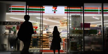 Seven-Eleven Japan تحذر متاجرها من إعادة بيع منتجات شخصيات بدون ترخيص