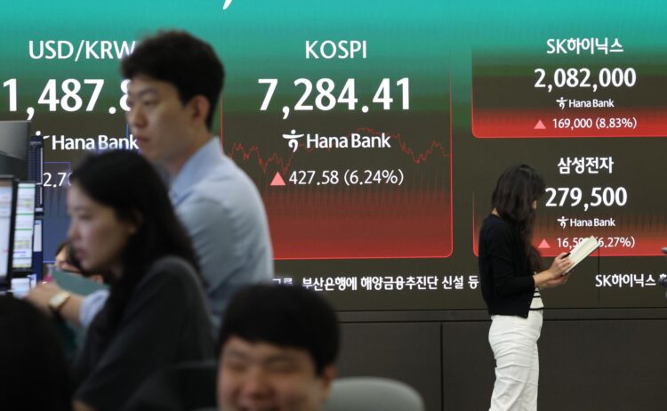 ارتفاع مؤشر Kospi إلى 7284.41 بدعم صعود أسهم SK hynix وسامسونج في 2026 ارتفاع مؤشر Kospi إلى 7284.41 بدعم صعود أسهم SK hynix وسامسونج في 2026
