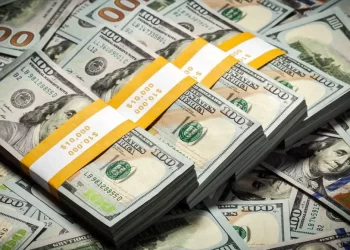 استئناف شحنات الدولار الأميركي جواً إلى العراق بعد توقف عدة أشهر