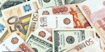 استقرار أسعار الدولار واليورو والريال والدينار مقابل الجنيه اليوم