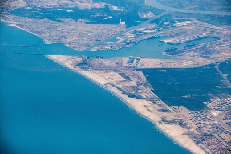 اعتداء درون يضرب سفينة LNG أميركية في دمياط ويهدد طريق تصدير غاز كرونوس لأوروبا 2026 اعتداء درون يضرب سفينة LNG أميركية في دمياط ويهدد طريق تصدير غاز كرونوس لأوروبا 2026