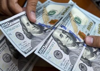 الدولار يسجل انخفاضاً في بغداد مقابل ارتفاع طفيف في أربيل مقابل الدينار