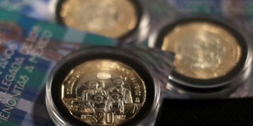 الدولار يظل قويا وبيزو المكسيك يتوقع تداوله قرب 17.78 خلال العام المقبل