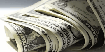 الدولار ينخفض 0.10 جنيه مقابل الجنيه المصري خلال التداولات الأخيرة