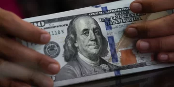 السعودية تراقب تراجع حيازة الدولار وسط تحولات في الاحتياطيات العالمية