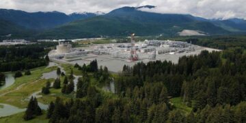 القبائل الأصلية توقع خيار استثمار بقيمة مليار دولار في توسعة LNG Canada Kitimat 2026