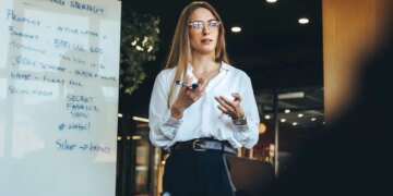 القيادة الأميركية تؤكد أن الأصالة في العمل تبني الثقة وتعزز النجاح الاقتصادي