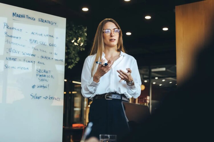 القيادة الأميركية تؤكد أن الأصالة في العمل تبني الثقة وتعزز النجاح الاقتصادي القيادة الأميركية تؤكد أن الأصالة في العمل تبني الثقة وتعزز النجاح الاقتصادي