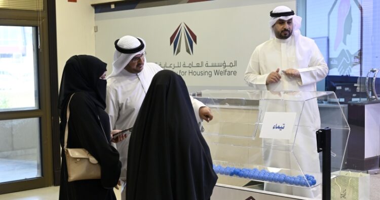 الكويت تجري قرعة توزيع 205 مساكن في الصليبية وتيماء للمرأة الكويت تجري قرعة توزيع 205 مساكن في الصليبية وتيماء للمرأة