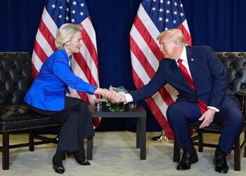 المفوضية الأوروبية تقبل رسوماً أمريكية جديدة بحدود 15 بالمئة في 2026