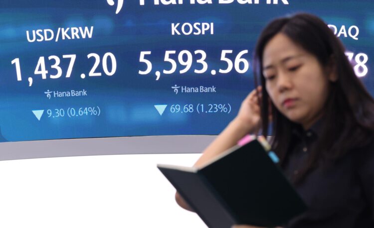 الوون الكوري يرتفع إلى 1437.4 أمام الدولار بعد تثبيت الفائدة الأميركية الوون الكوري يرتفع إلى 1437.4 أمام الدولار بعد تثبيت الفائدة الأميركية