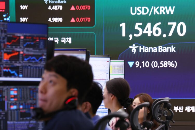 الوون الكوري يقوى 11.3 مقابل الدولار في أقوى مستوى منذ 30 يونيو الوون الكوري يقوى 11.3 مقابل الدولار في أقوى مستوى منذ 30 يونيو