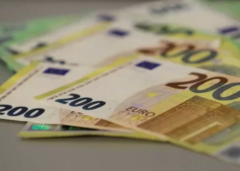 اليورو مقابل الدولار يتراجع 0.3% مع استمرار المخاوف الاقتصادية