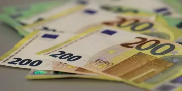 اليورو مقابل الدولار يتراجع 0.3% مع استمرار المخاوف الاقتصادية