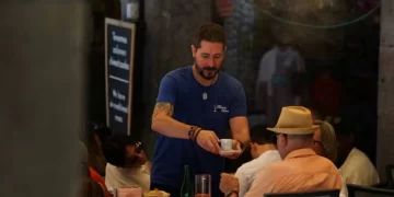 اليورو يتراجع مع استمرار انكماش قطاع الخدمات في منطقة اليورو