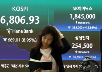 انخفاض مؤشر Kospi في كوريا الجنوبية بنسبة 8.95 بالمئة مع تراجع أسهم سامسونج وSK hynix
