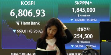 انخفاض مؤشر Kospi في كوريا الجنوبية بنسبة 8.95 بالمئة مع تراجع أسهم سامسونج وSK hynix